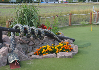 Snake adventure golf obstacle