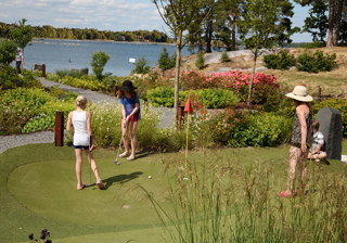 Girls at the Adventure Golf in Lysingsbadet