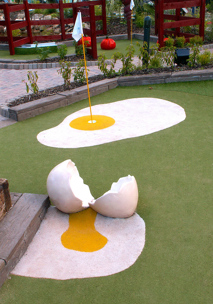 Cracked egg att Alton Towers Adventure Golf