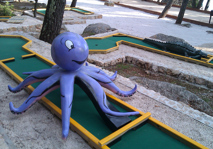 Octopus minigolf obstacle