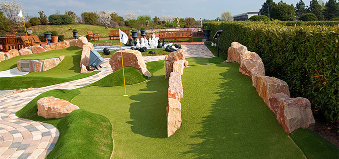 Adventure golf with gutter'