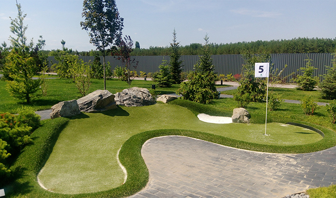 Curved adventure golf hole