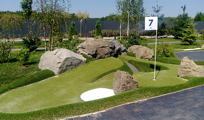 Adventure golf hole: gutter