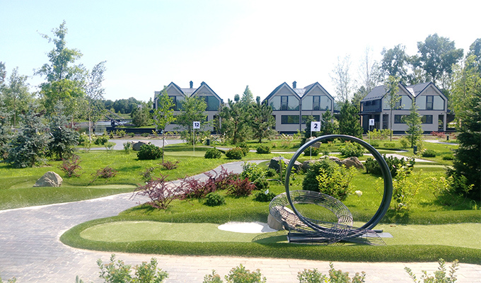 Adventure golf obstacle: loop