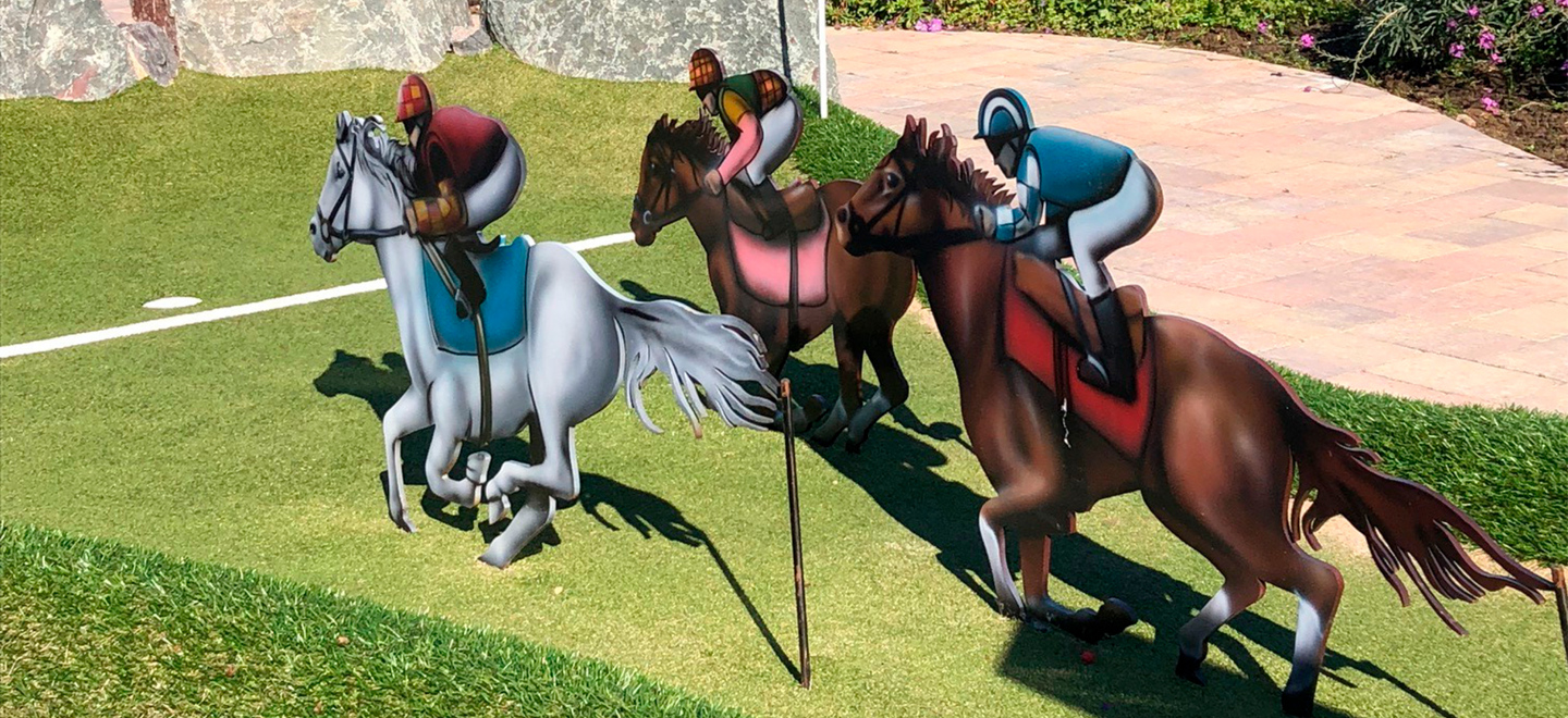 Horse race at "Galloping Mini Golf"