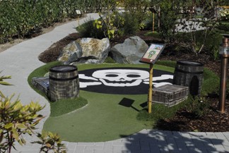Adventure Golf Legoland scull in gras